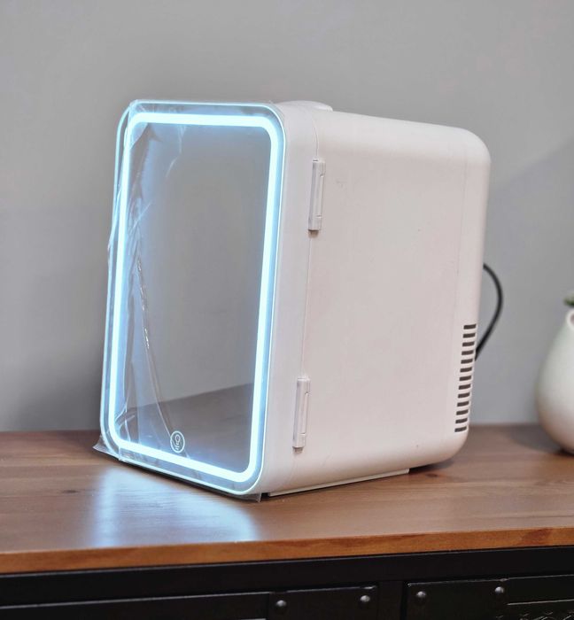 Mini lodówka przenośna – idealna do przechowywania kosmetyków! LED!