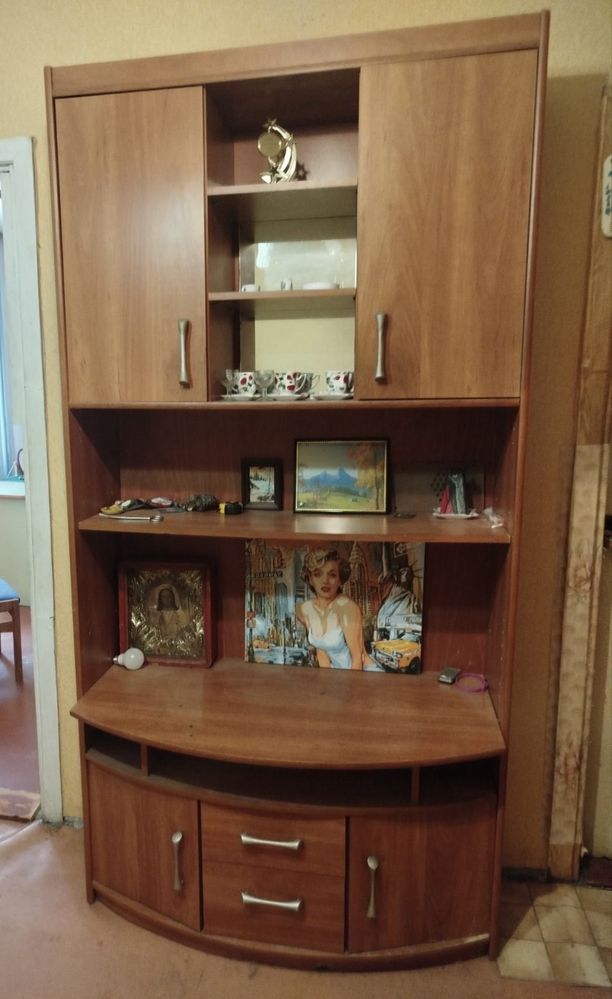 Продам шкаф з поличками