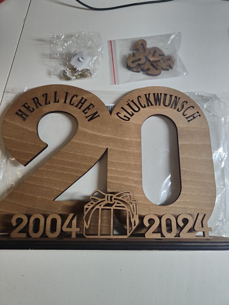 Drewniana dekoracja urodzinowa 20 N810