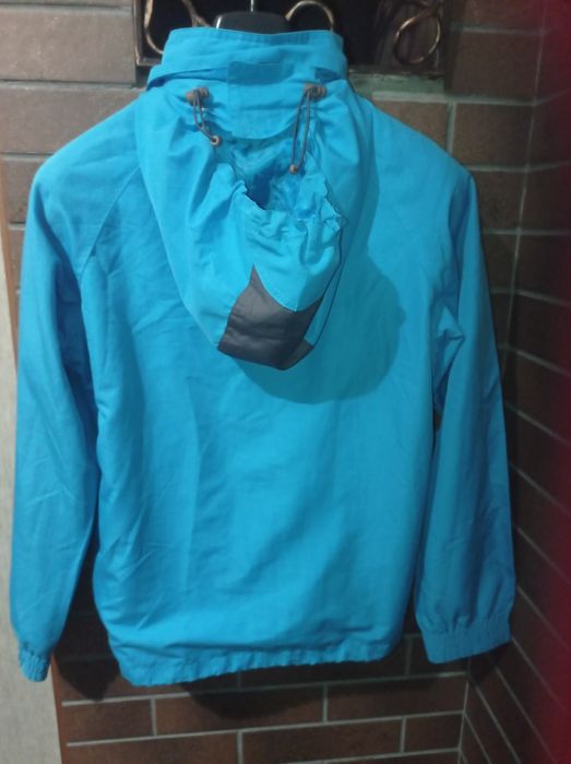 Курточка яскраво- блакитна