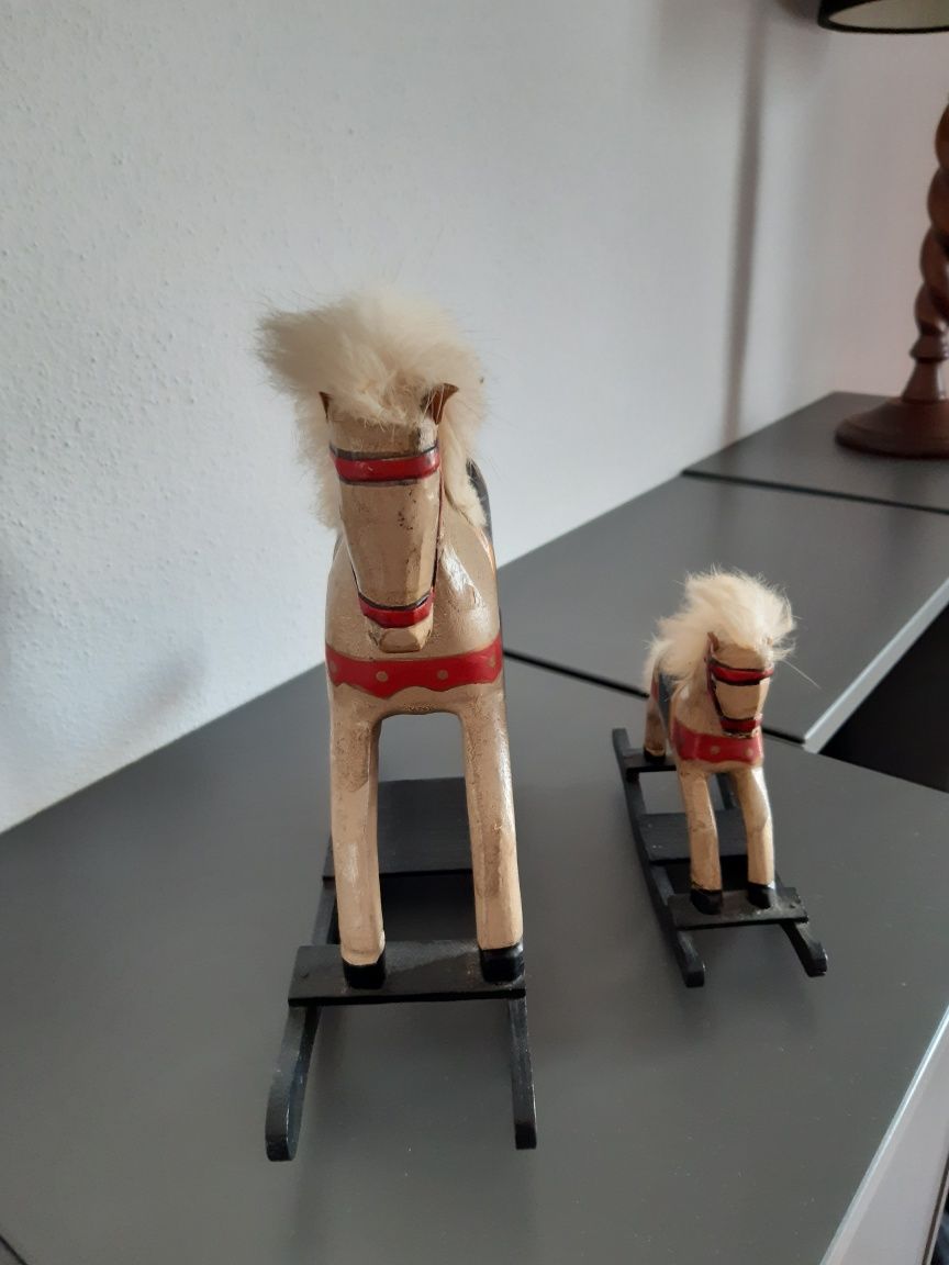 Cavalinhos de madeira pintada