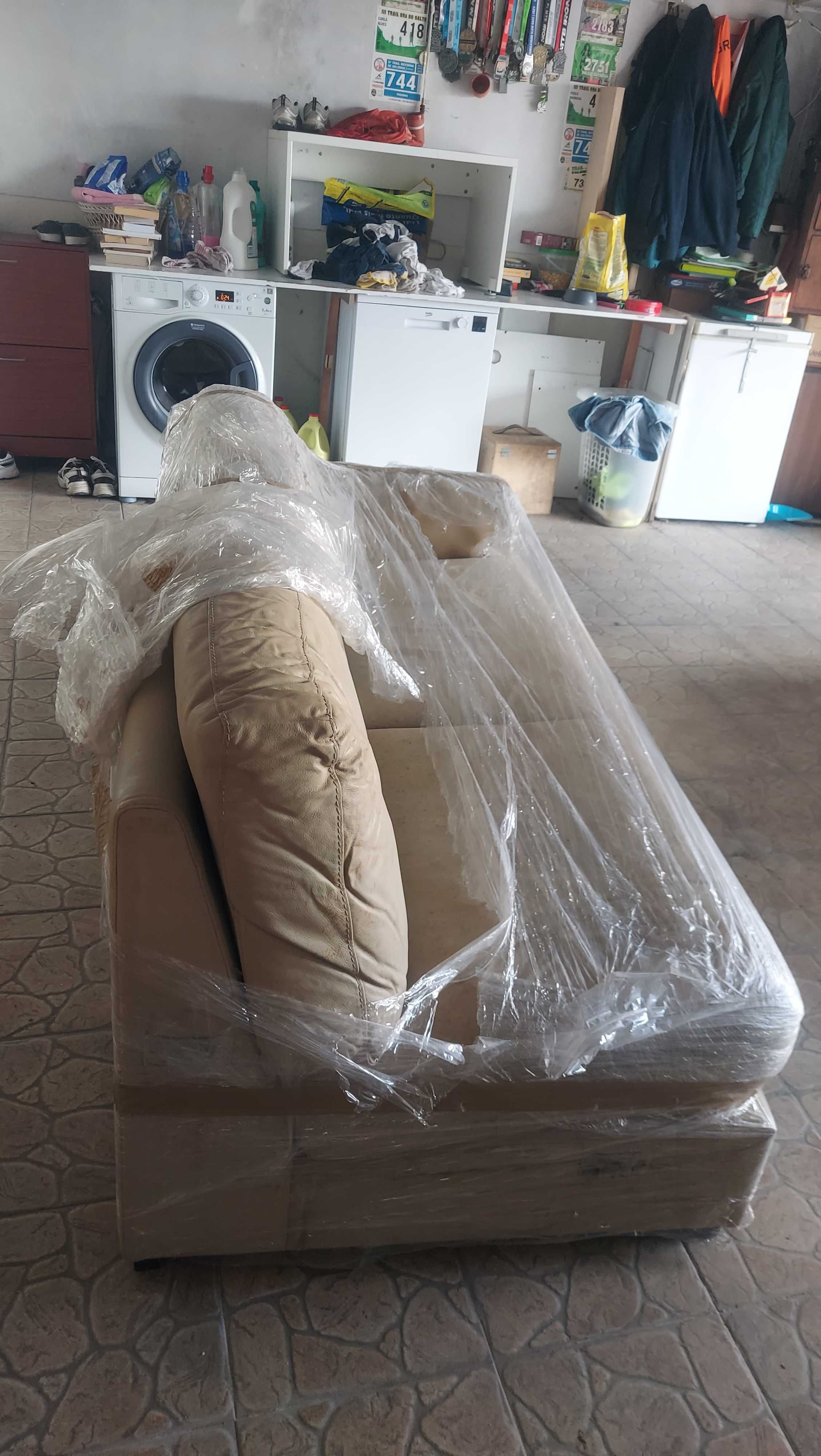 Sofas um pouco gastos mas sem ninhum rasgao so limpar