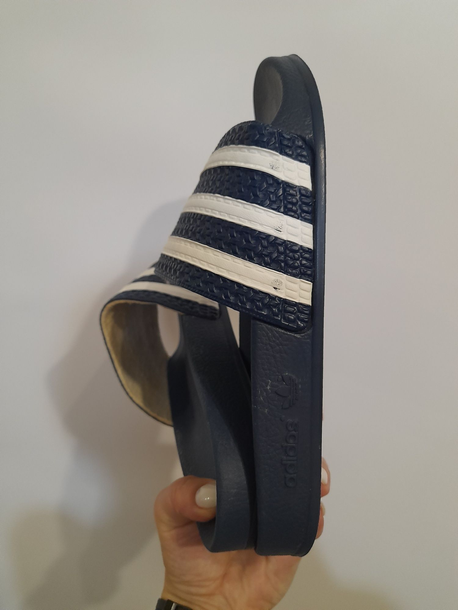 Adidas сині шльопанці жіночі або підліткові