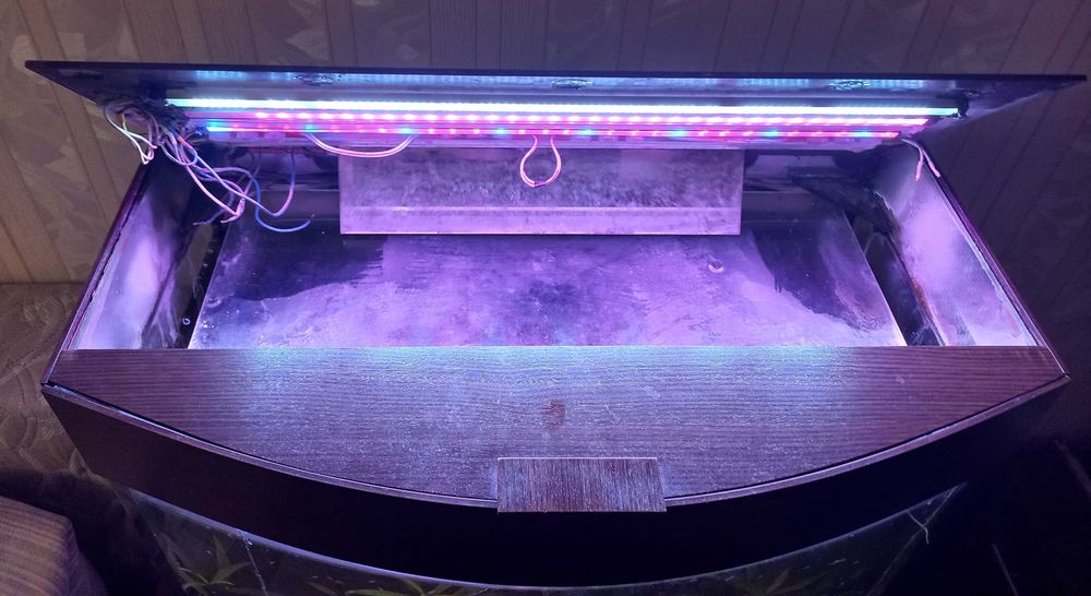 Аквариум 90 л с подсветкой, грунтом, подставкой под компрессор