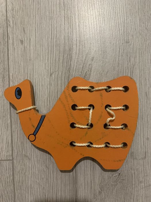 Развивающая игрушка шнуровка