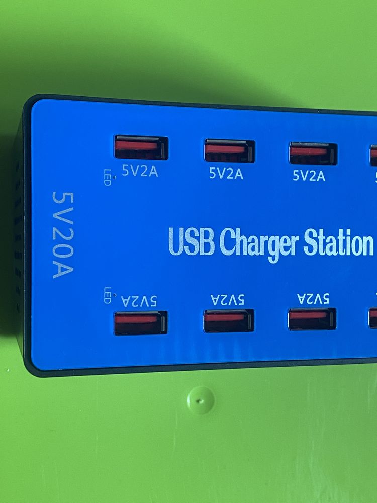 Мультизарядний пристрій на 10 USB портів