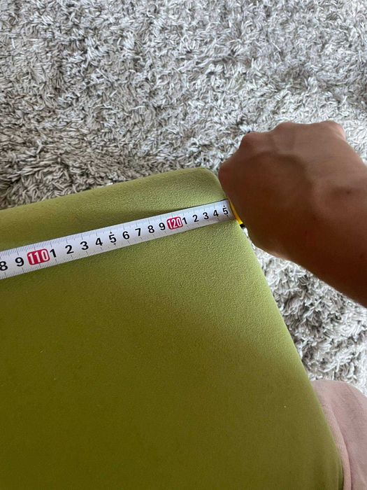 Zielona Kanapa rozkladana z poduszkami ozdobnymi