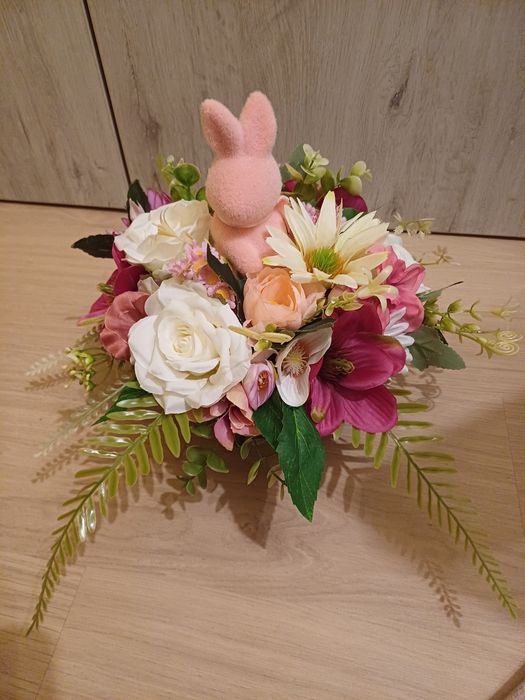 Stroik wielkanocny, kompozycja z królikiem, zającem na cmentarz, grób