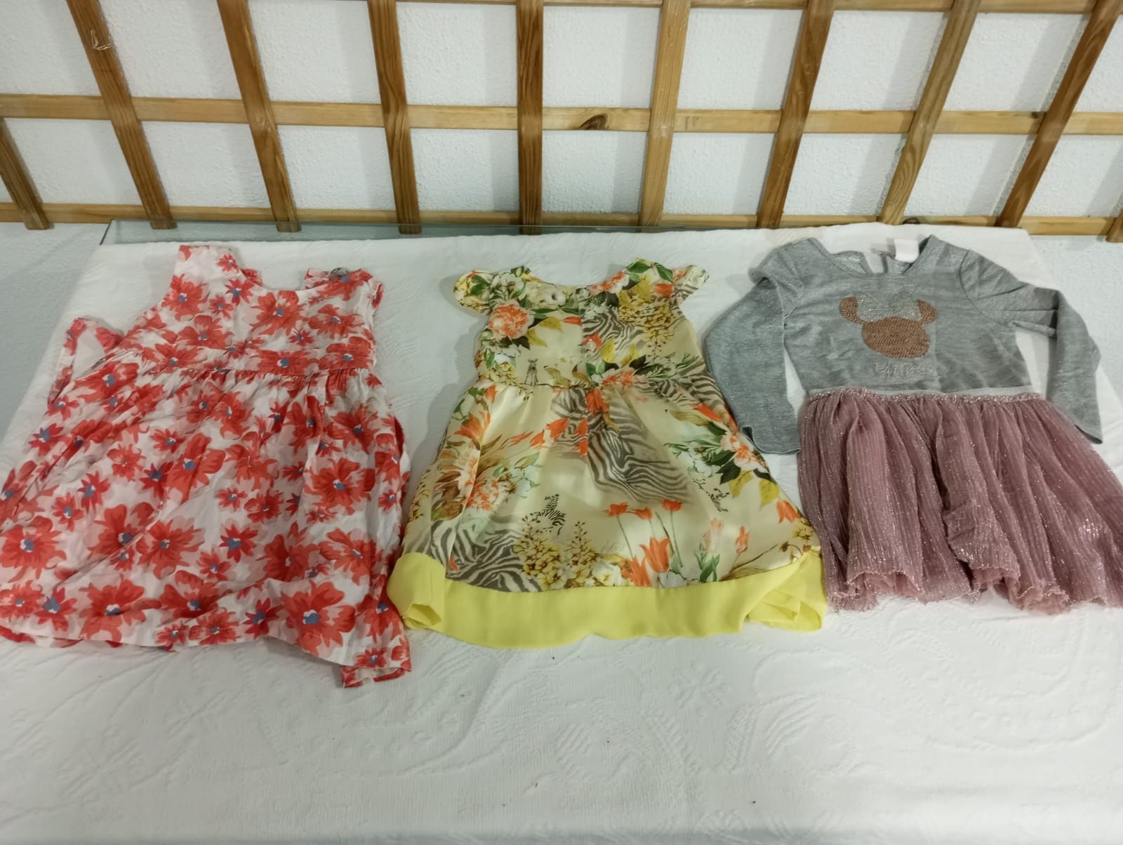 Roupas de bebés e crianças. 2 € cada