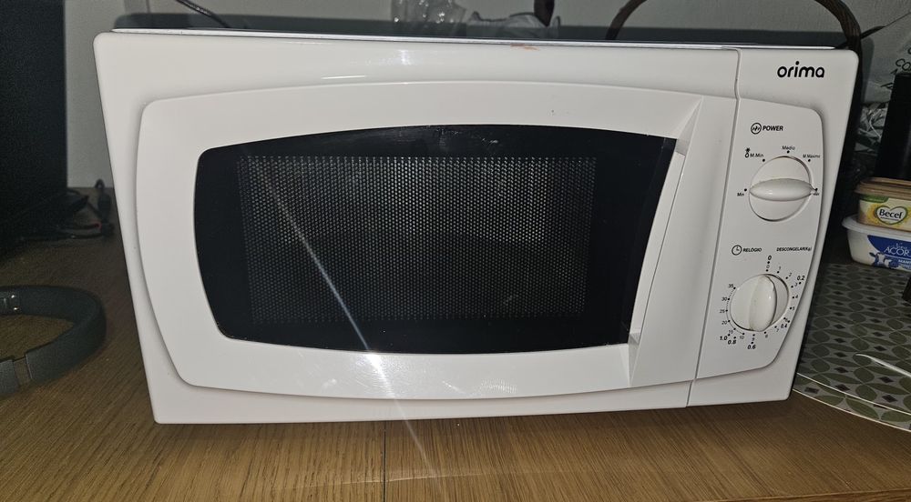 Micro-ondas  com marcas de uso