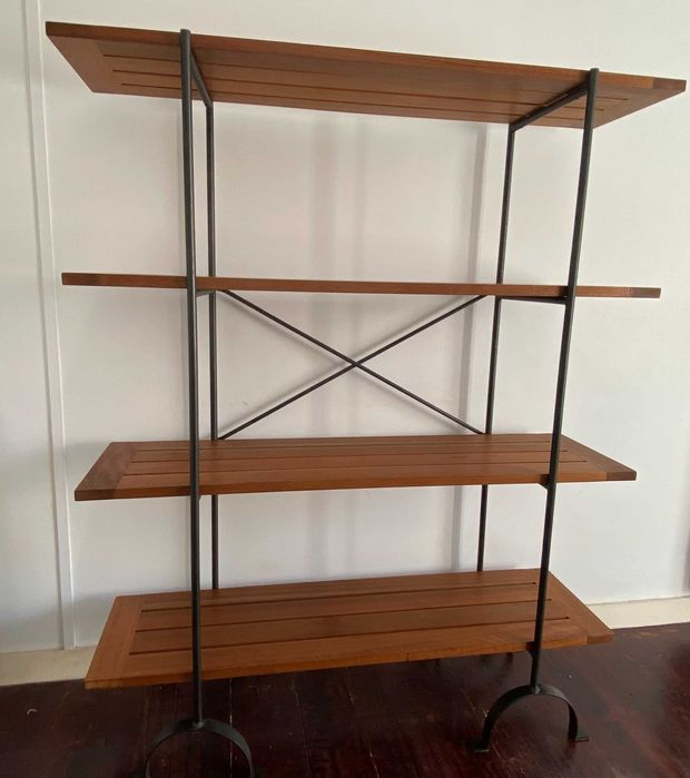 Estante da Habitat com estrutura em ferro com 4 prateleiras de madeira