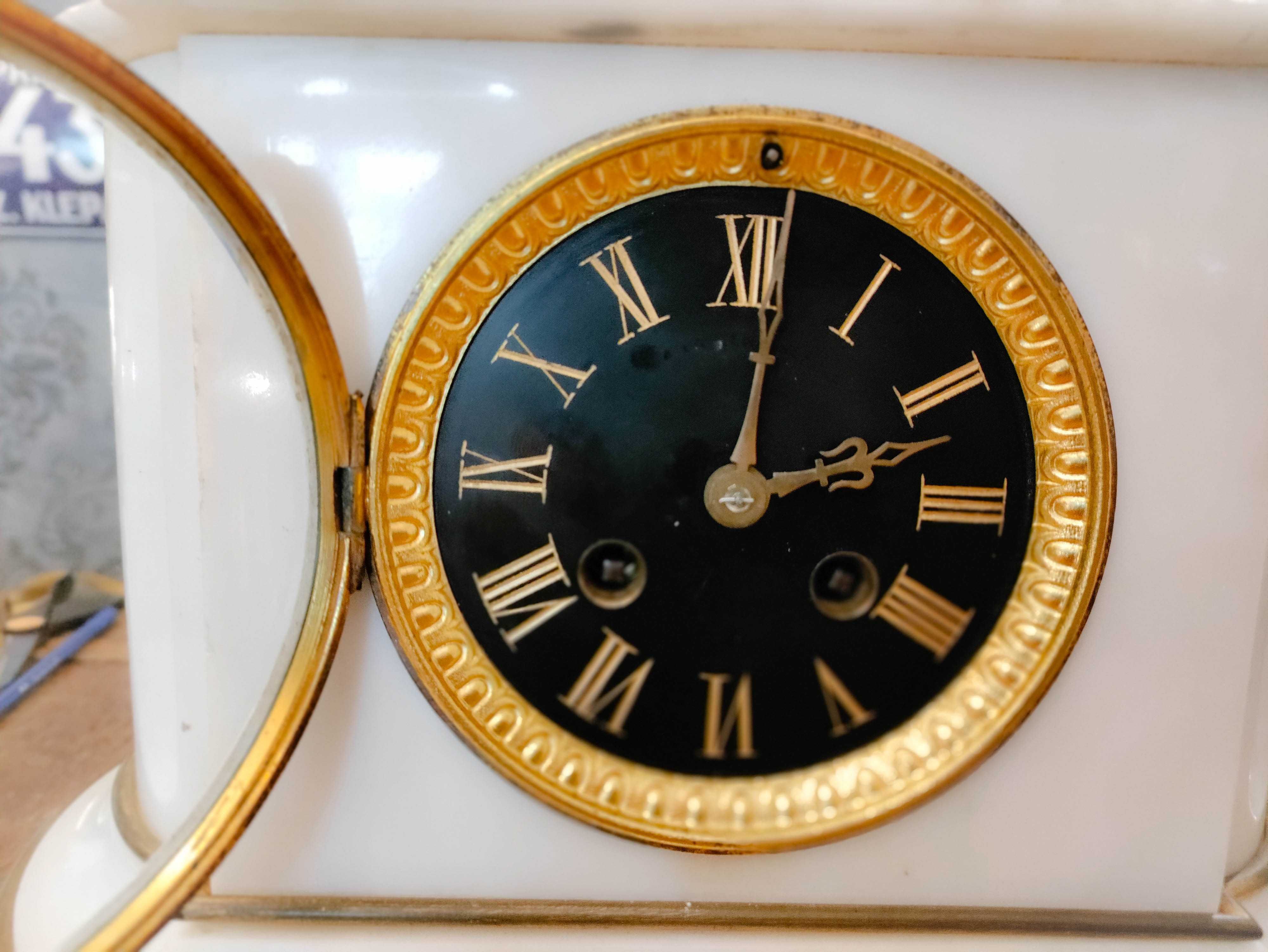 Pałacowy zegar figuralny, marmur XIX w . Francja