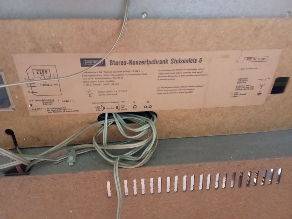 Móvel giradisco e rádio Grundig.