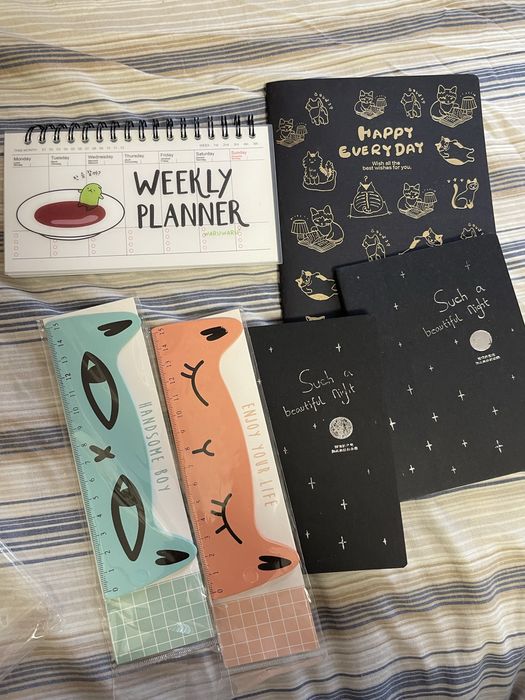 Блокнот з чорним папером, лінійки, планер