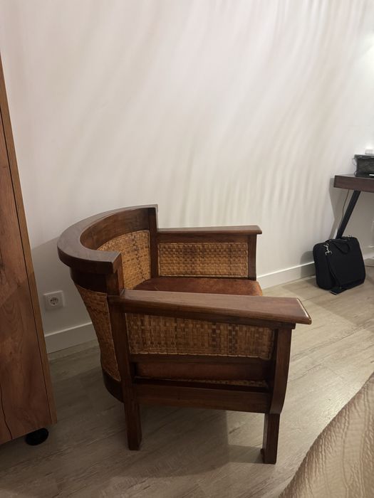 Cadeirão em madeira, palhinha e pele