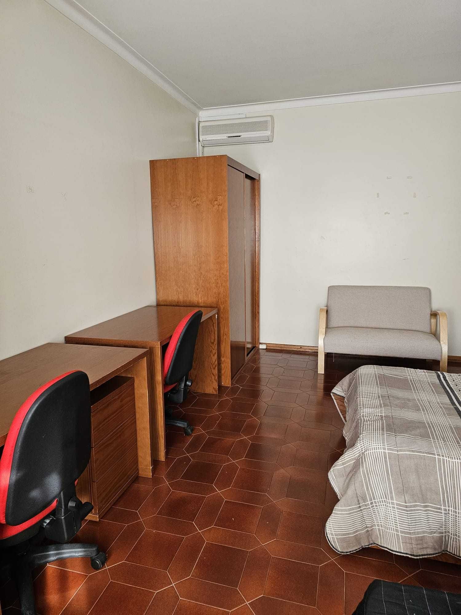 Quarto Duplo p/ 1 ou 2 pessoas (tudo incl.c/ AC) - Vale Flores (21 m2)