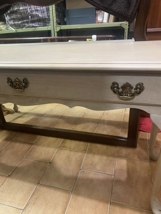 Mesa aparador com duas gavetas . Madeira clara