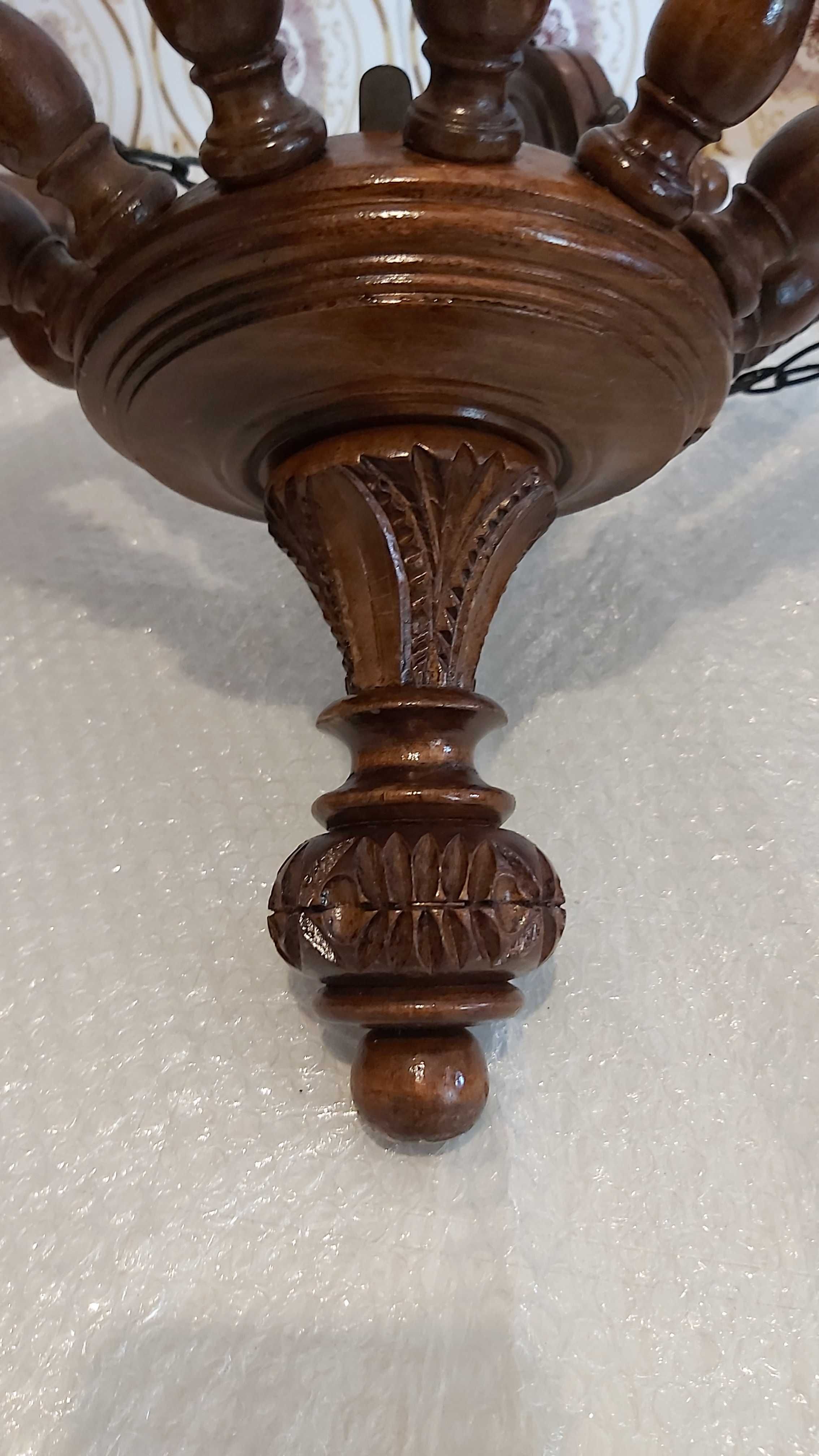 Candedeiro de teto de madeira, links y cristal decorado.