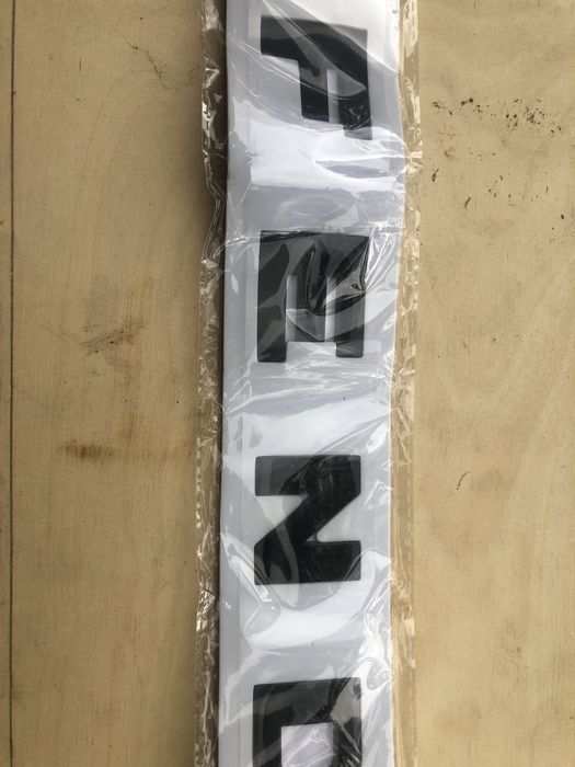 Land Rover Defender logo emblemat