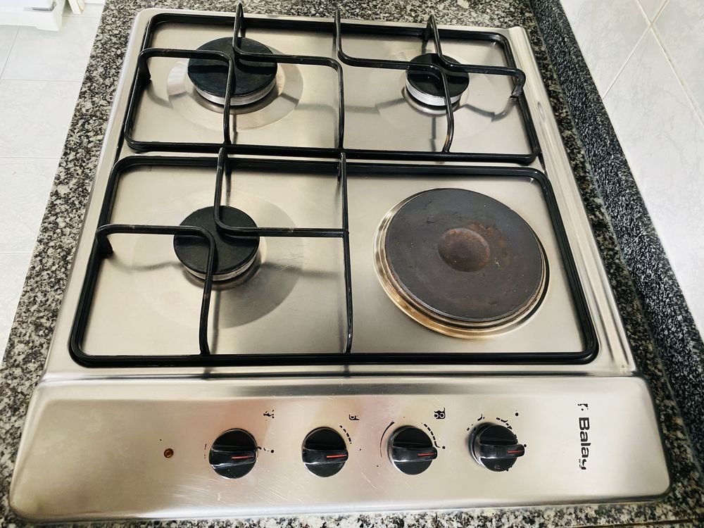 Placa de cozinha a gás com uma boca electrica