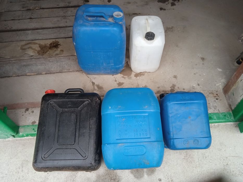 Конистры  металические и пластиковые 20 лит  20 литровые