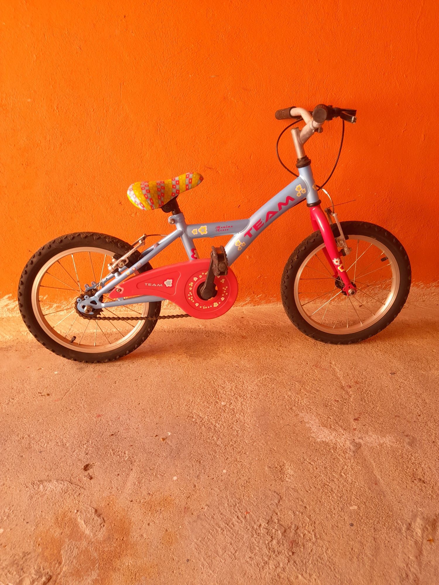 Bicicleta de menina como nova
