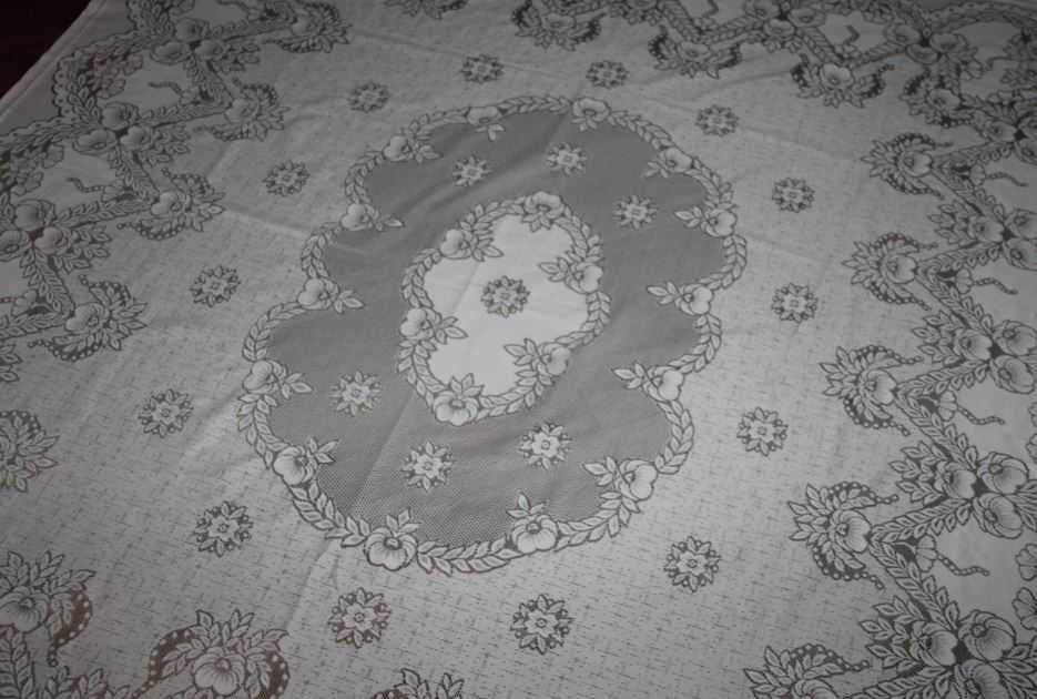 obrus - serweta biała wym. 177 x 160 cm