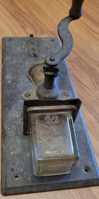 Stary młynek do mielenia kawy na ścianę