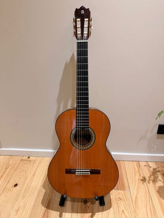 Guitarra clássica em estado de novo, muito pouco usada.