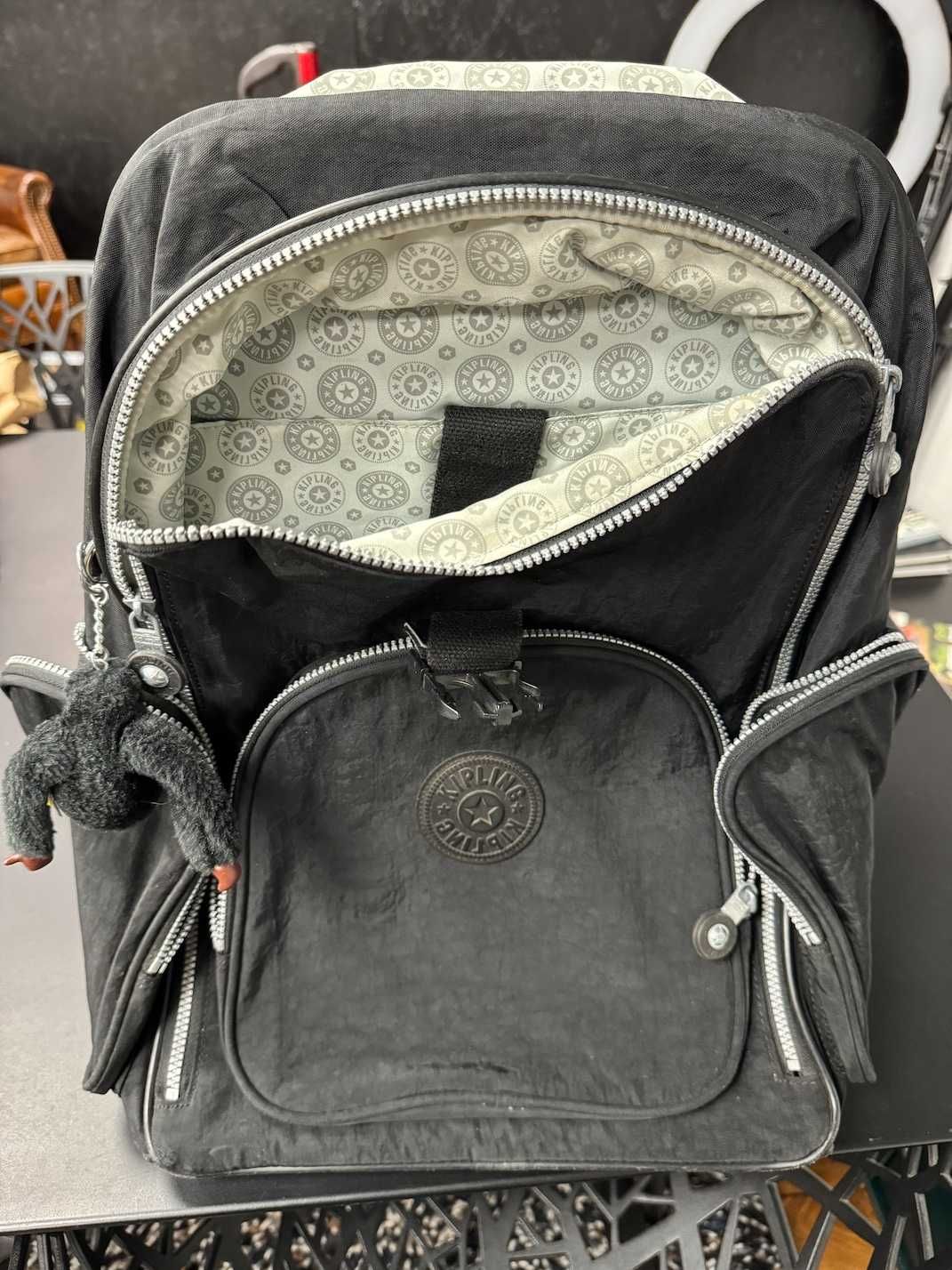 NOVO PREÇO - Mochila com Rodinhas Kliping Preta em Perfeito Estado