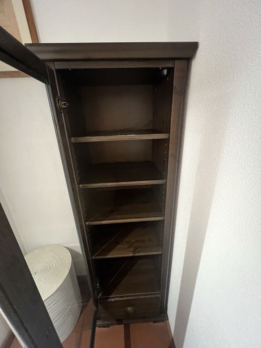 Estante de madeira com porta de vidro