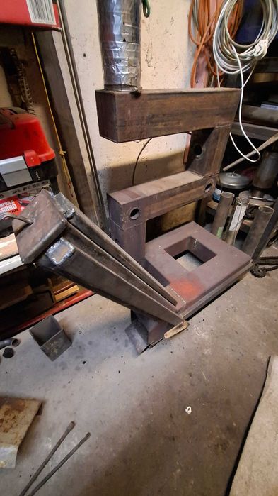 Piec rakietowy kominek koza