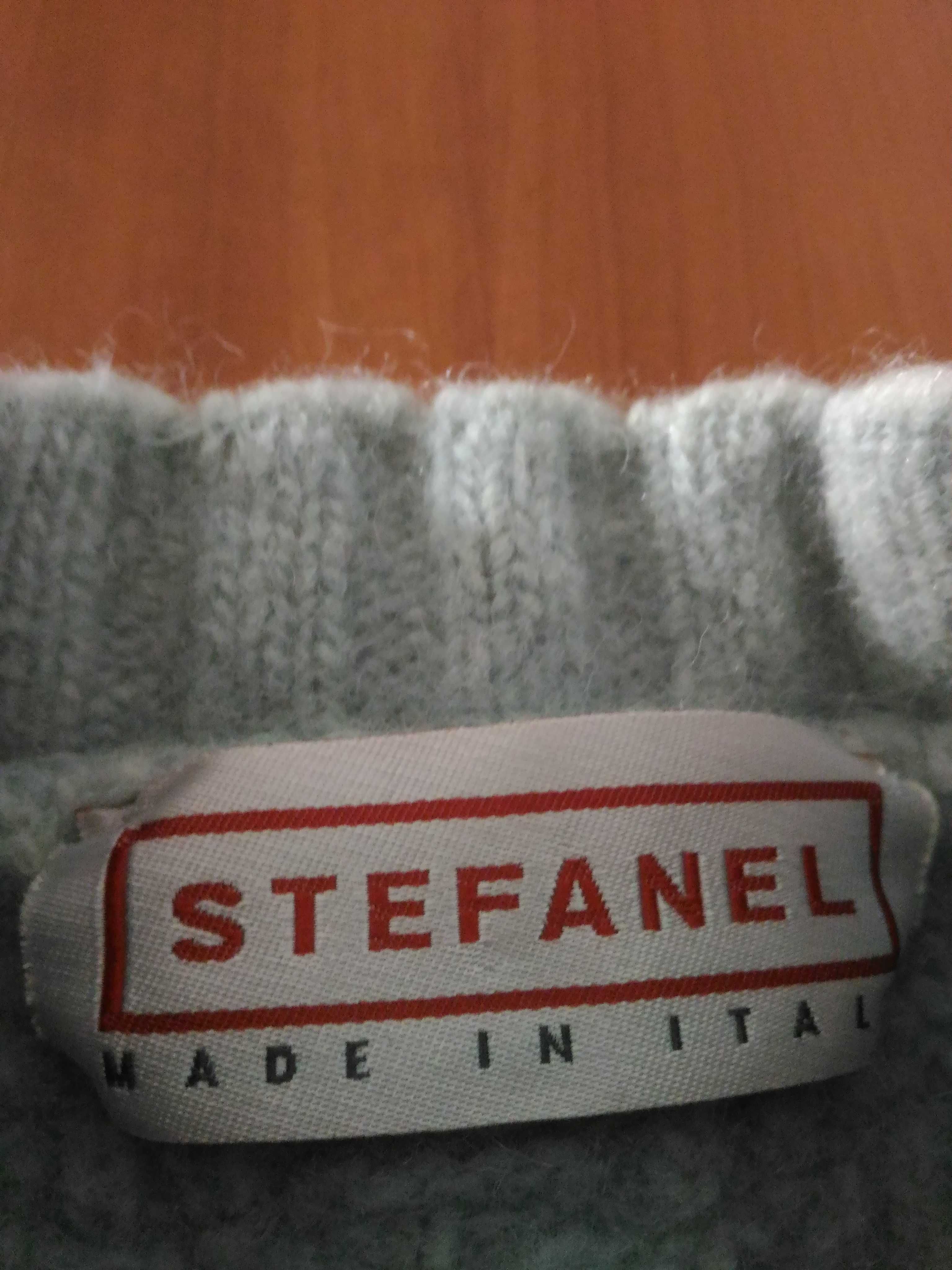 Camisola da marca Stefanel.