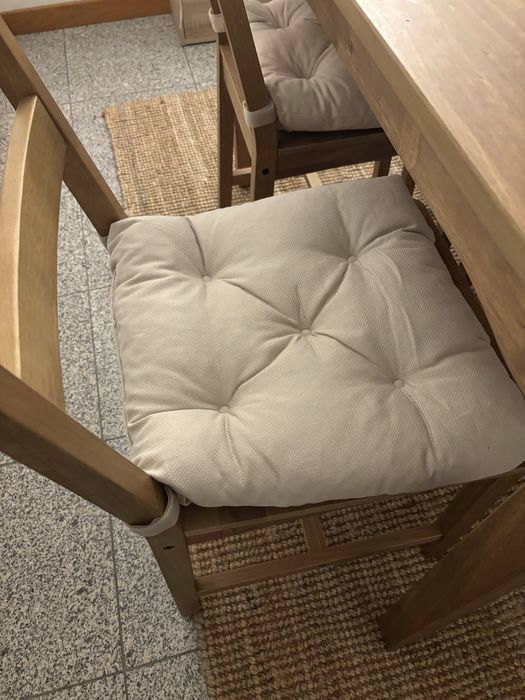 Conjunto de mesa com 4 cadeiras e tapete