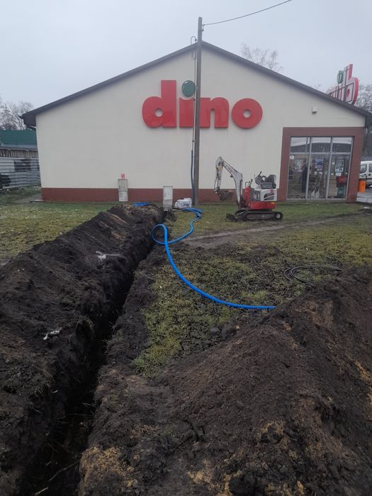 Minikoparka z młotem hydraulicznym – wykopy, rozbiórki, niwelacje.