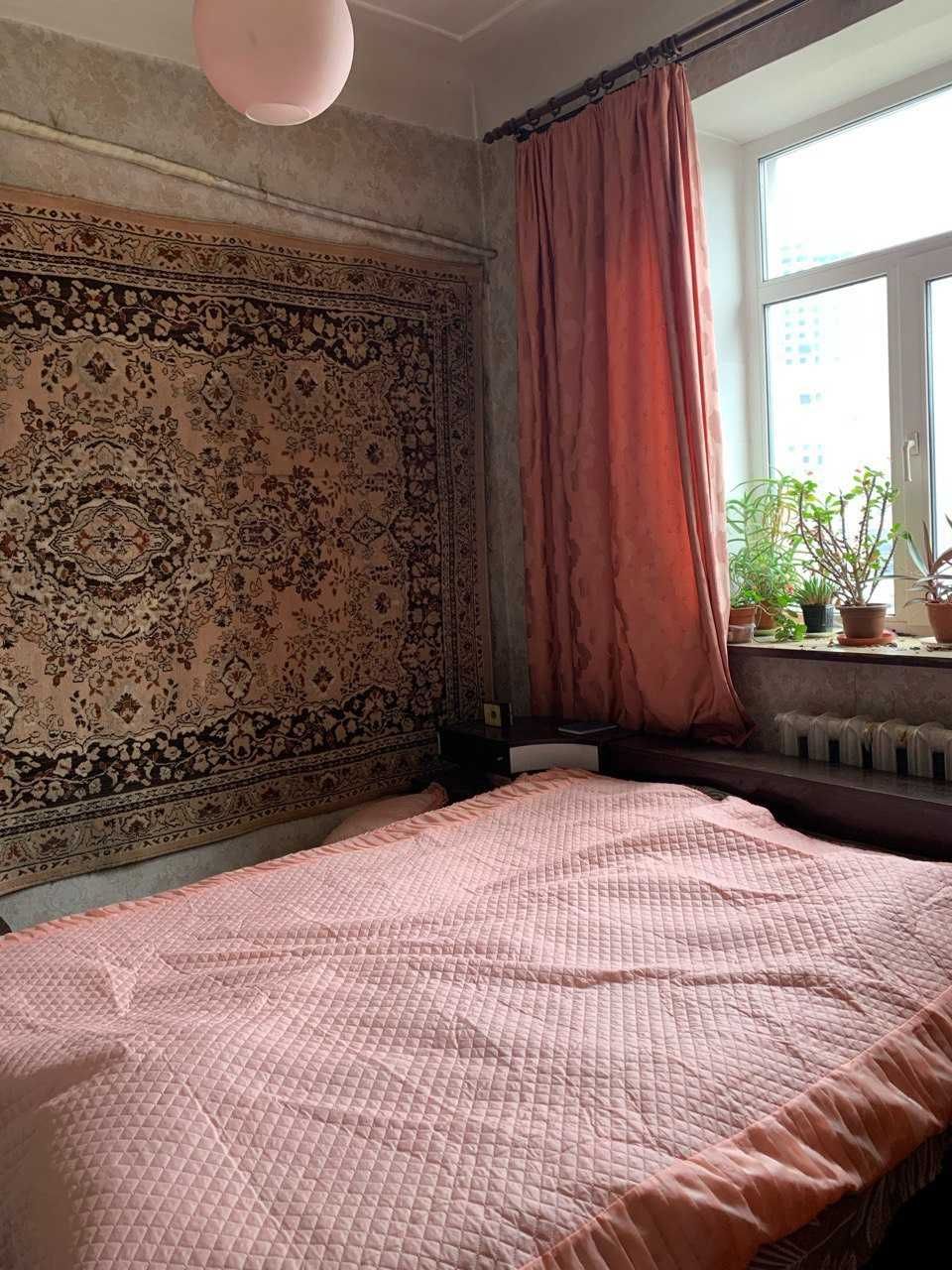 продам 2-х комнатную квартиру, центр, сталинка