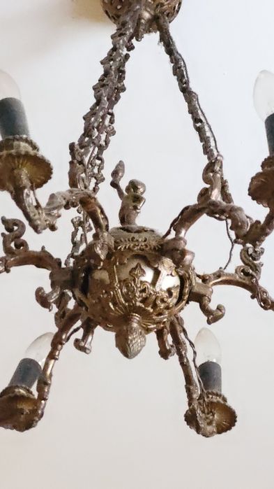 Żerandol mosiężny z figurką chłopca