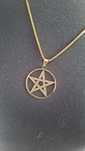 Nowy łańcuszek z wisiorkiem Pentagram kolor złoty.