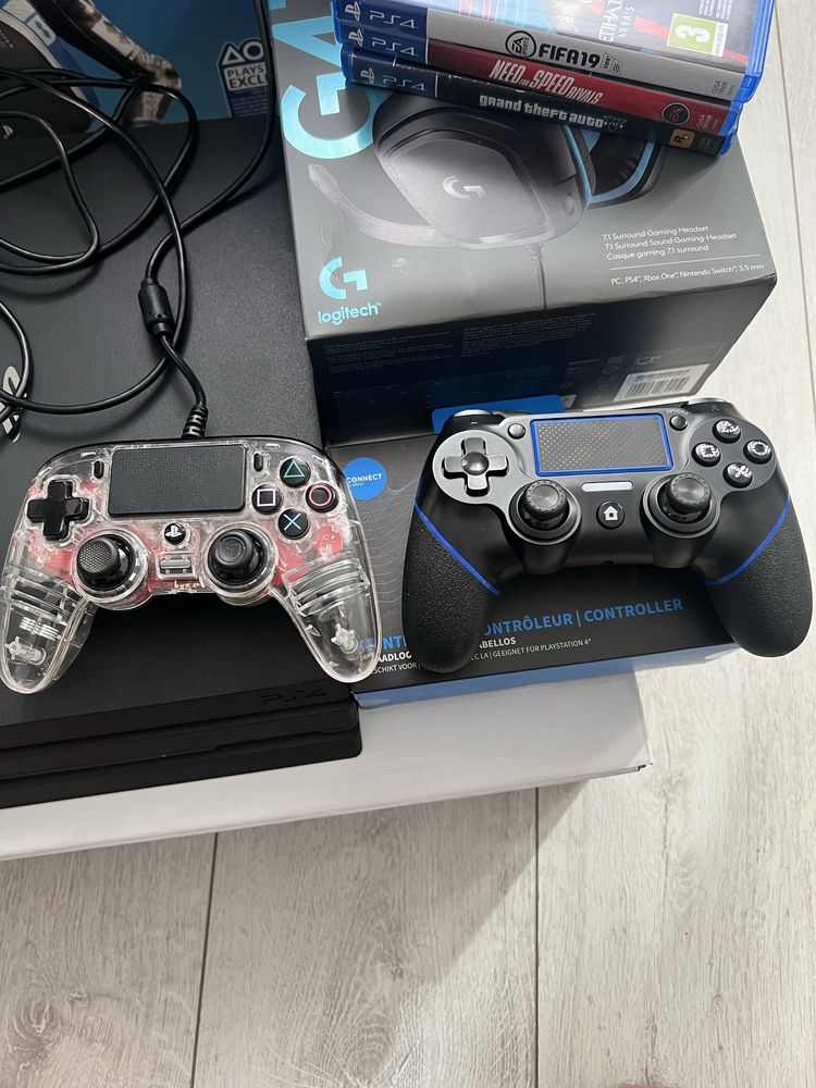 Ps4 pro 1tb +2 pady+ 3 gry
