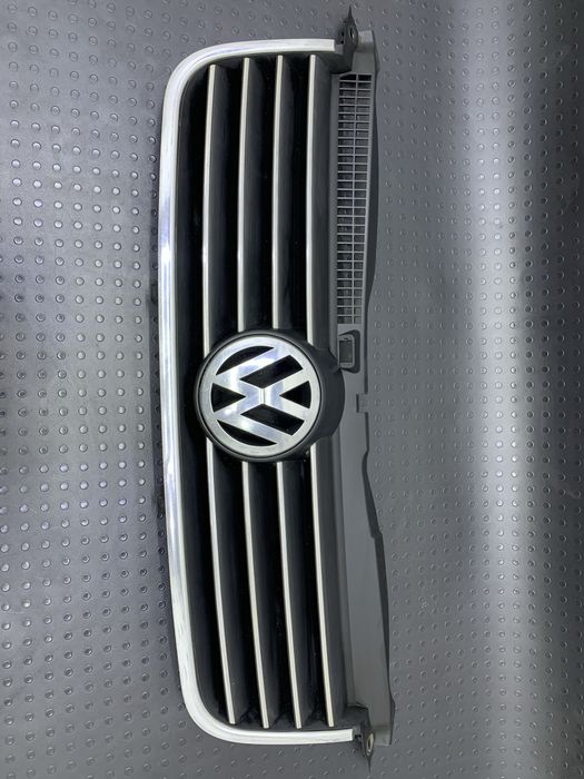 Решітка радіатора VW Passat B5+ Центральна решотка пасат б5 Гриль