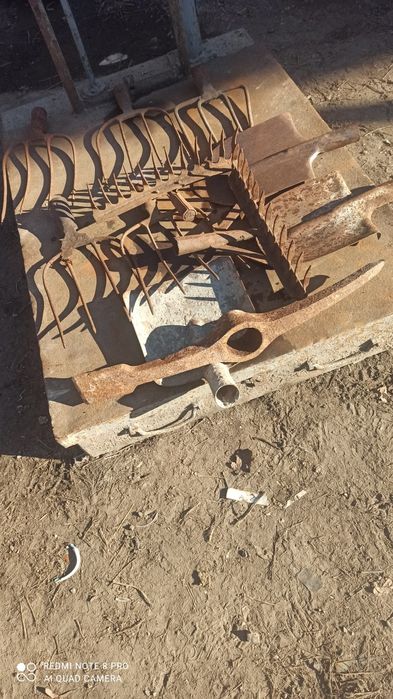 Кувалды топоры молотки вилы