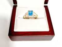 Cudowny pierścionek z cyrkoniami i błękitnym kamieniem P585/2,66g