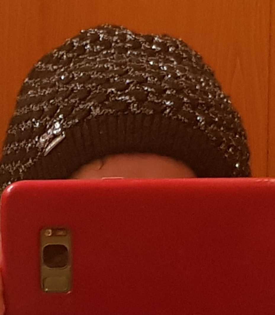 Czapka damska czarna ze srebrnym wzorem firmy Monnari.