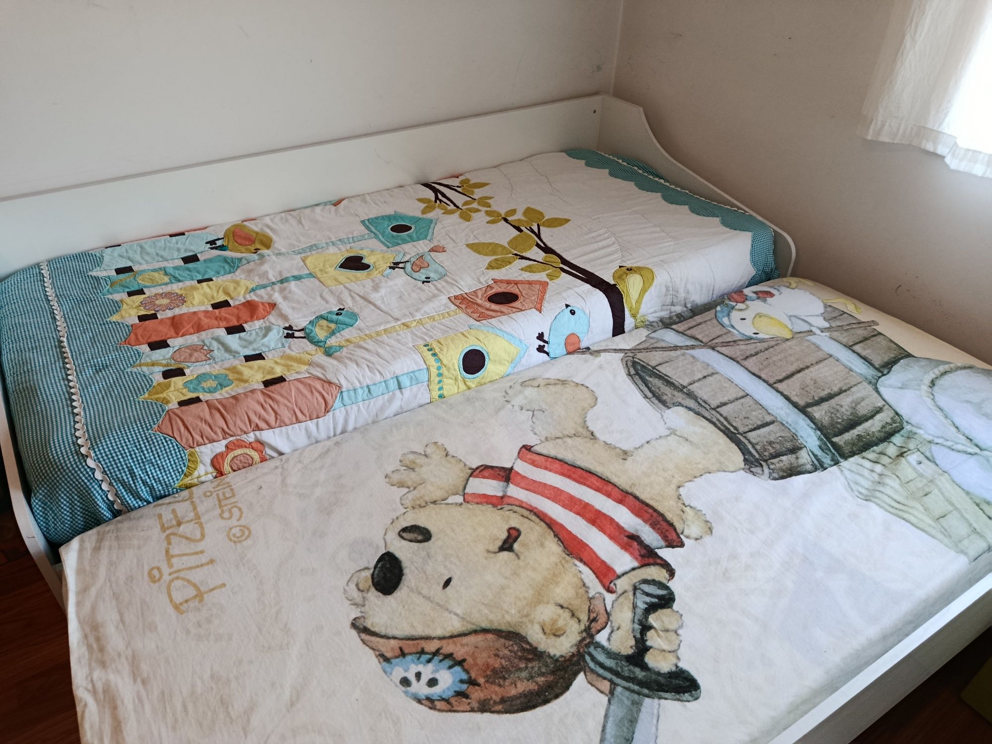 Cama dupla com colchões