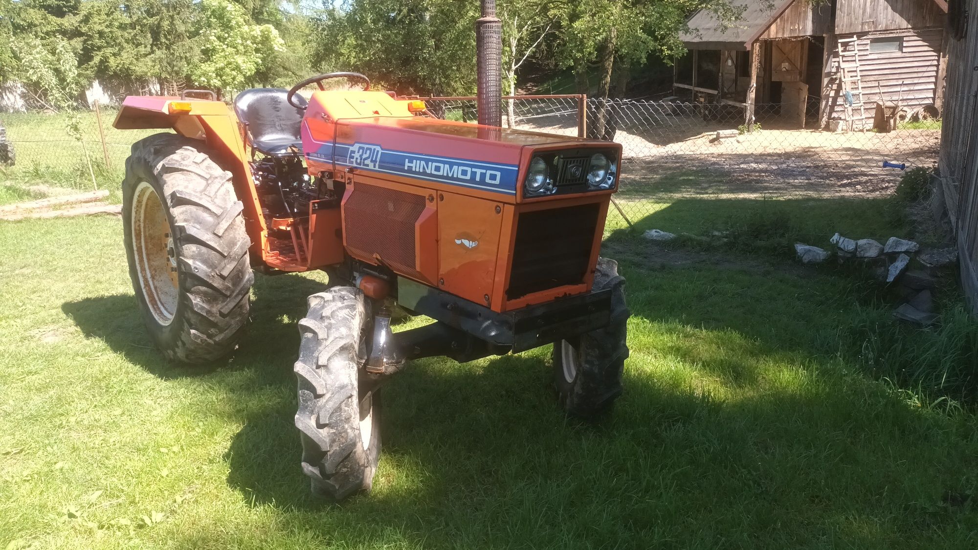 Traktor japoński Hinomoto E324. 4x4