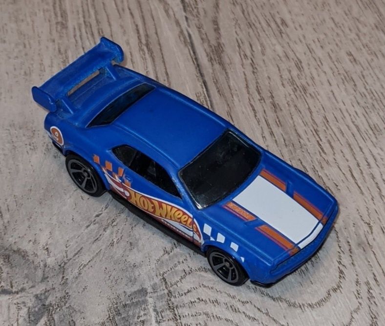 Autko samochód resorak Hot Wheels Dodge Challenger Drift Car