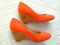 Buty na koturnie w kolorze koralowym/pomarańczowym