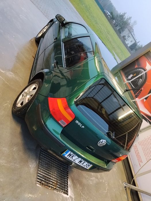 Volkswagen Golf 1.6 105KM.