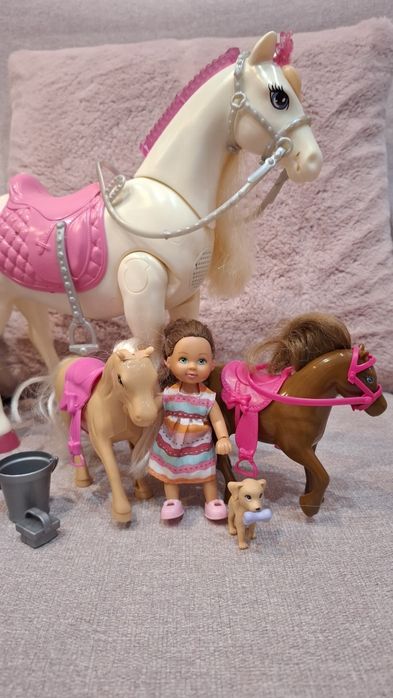 Zestaw lalek BARBIE z grającem koniem