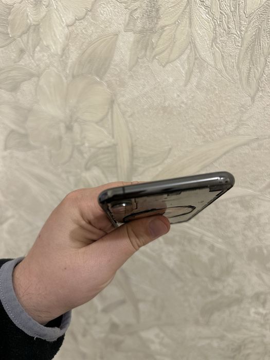 iPhone X 64g не вмикається
